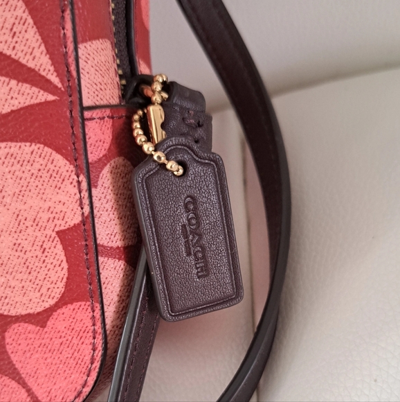 Vintage mini Coach camera bag. - Picture 2 of 2